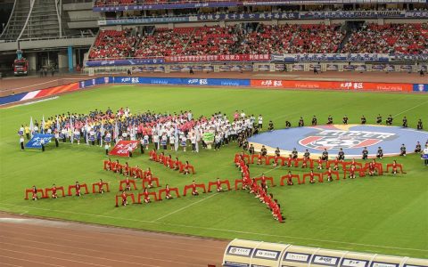 武汉足球狂欢！“汉超”揭幕战燃情开赛，近5万球迷现场加油呐喊