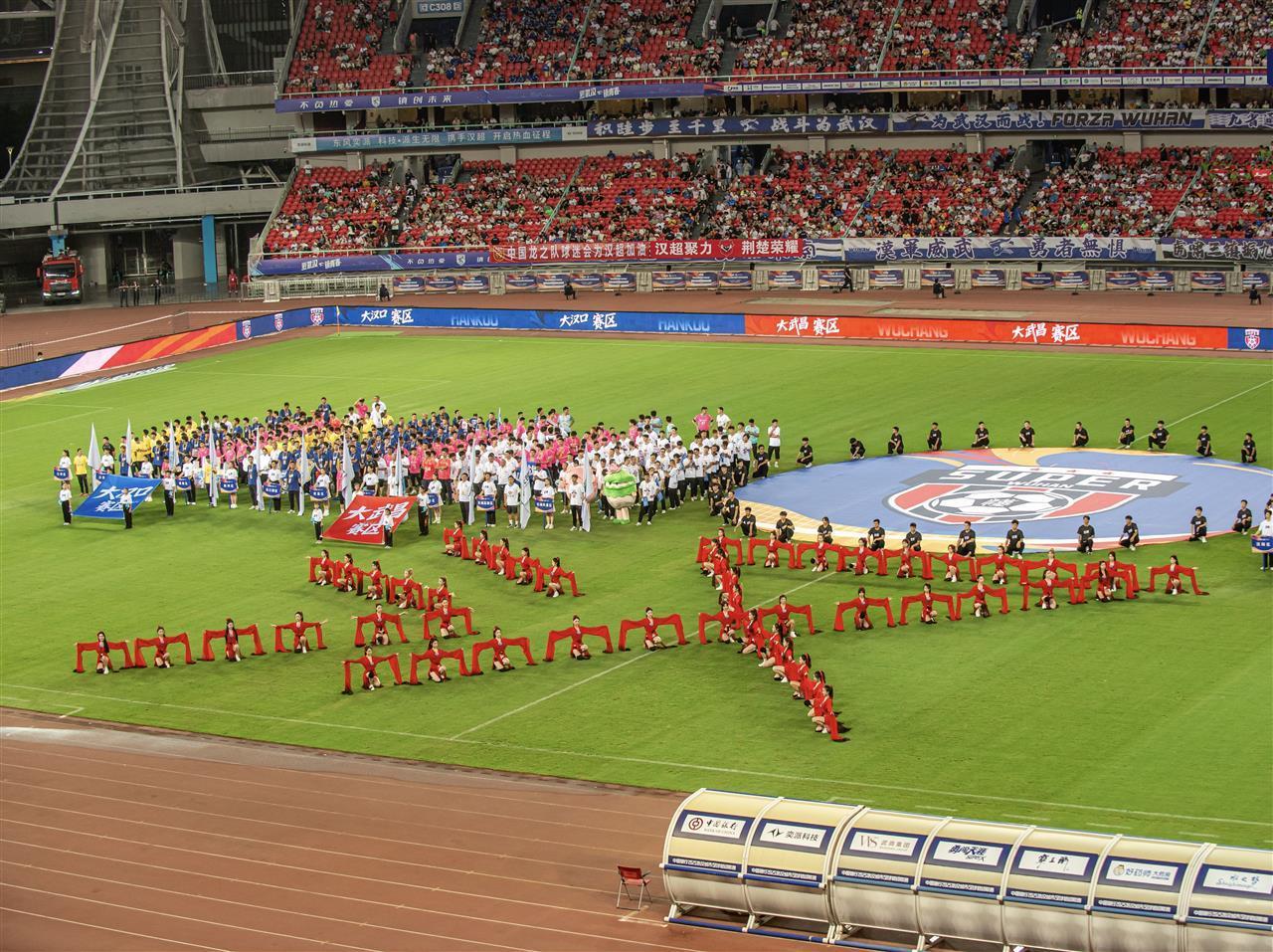 武汉足球狂欢！“汉超”揭幕战燃情开赛，近5万球迷现场加油呐喊