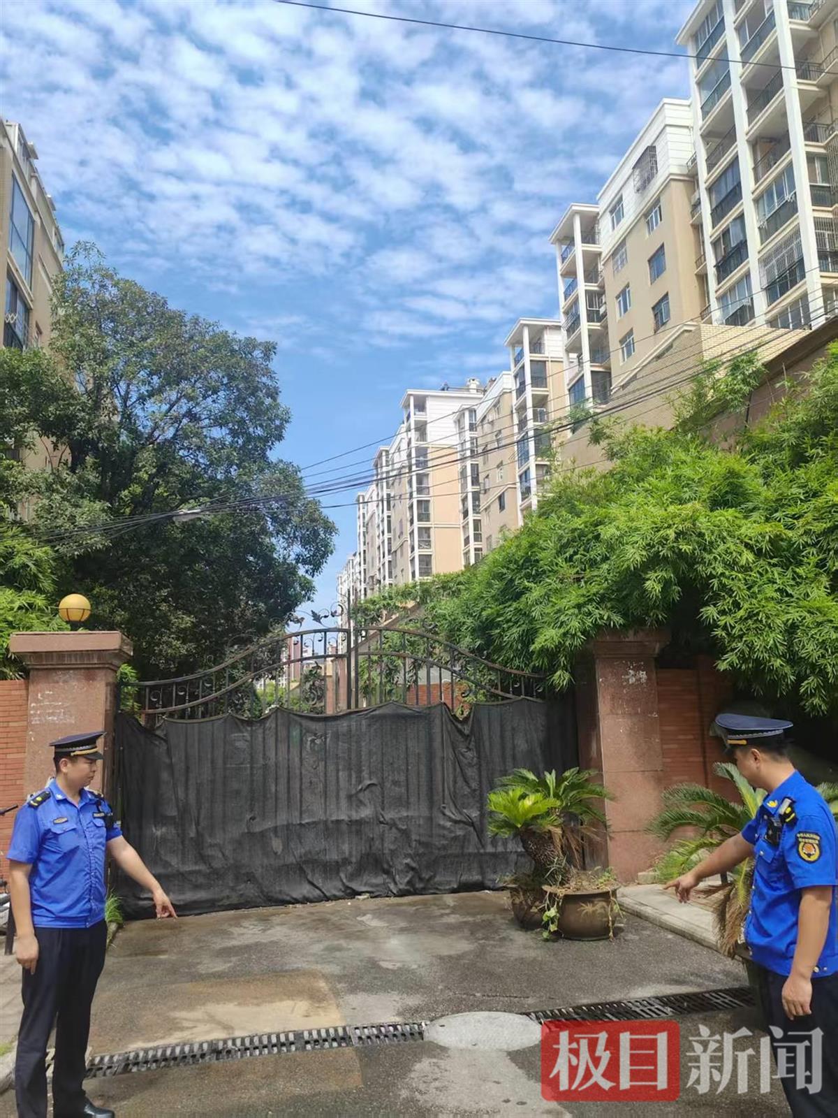 极目帮办｜清洗路边摊的污水流向小区，黄陂城管新开沟槽排水解民忧