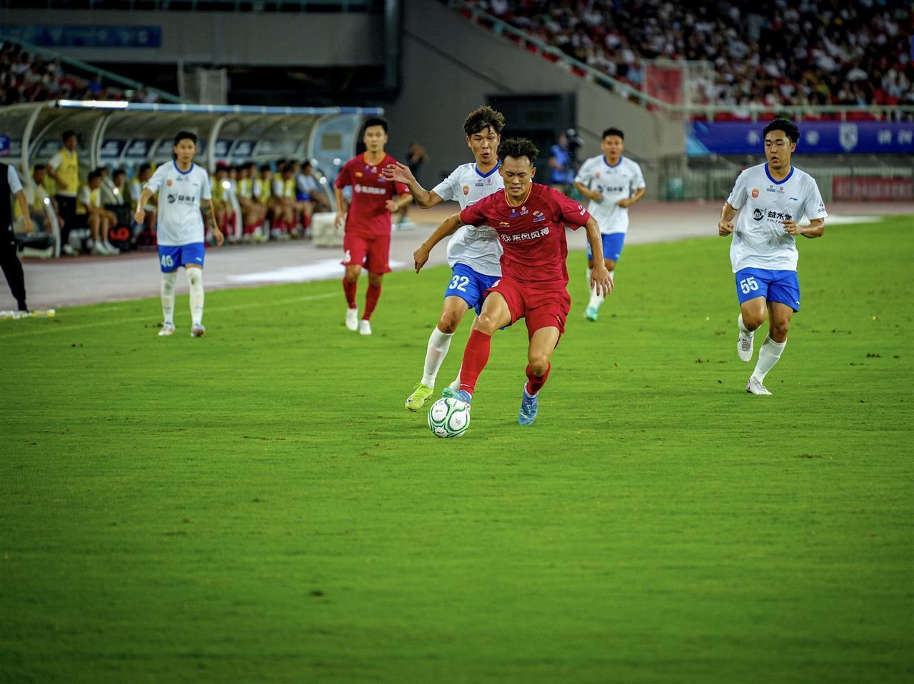 武汉足球狂欢！“汉超”揭幕战燃情开赛，近5万球迷现场加油呐喊