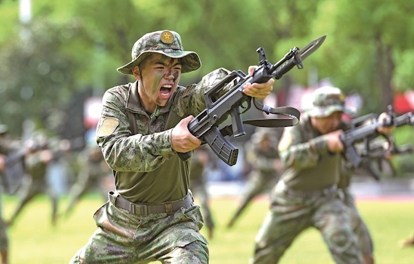 英姿飒爽少年郎