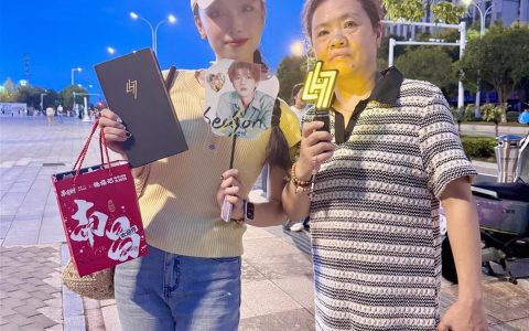 鹿晗南昌首场演唱会恰逢七夕，送到场观众玫瑰伴手礼，有歌迷带50多岁母亲提前探场