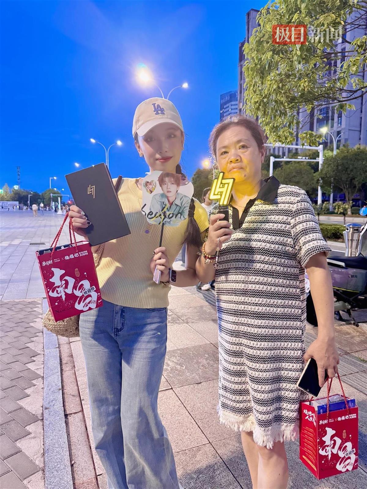 鹿晗南昌首场演唱会恰逢七夕，送到场观众玫瑰伴手礼，有歌迷带50多岁母亲提前探场