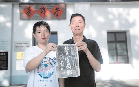 抗战胜利80周年之际  本报六路记者探访中国抗战胜利受降地 全国唯一的受降路清早摆上菊花