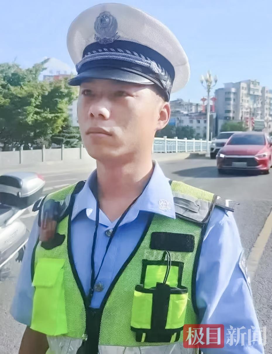 跳河轻生女子漂向深水区，罗田辅警狂奔下河蹚水救人，热心市民接应，众人合力救回一条命