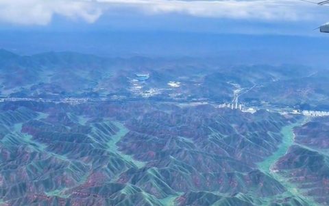 网友在飞机上拍到兰州雨后绝美绿意：远山如黛，宛如一幅会呼吸的山水画