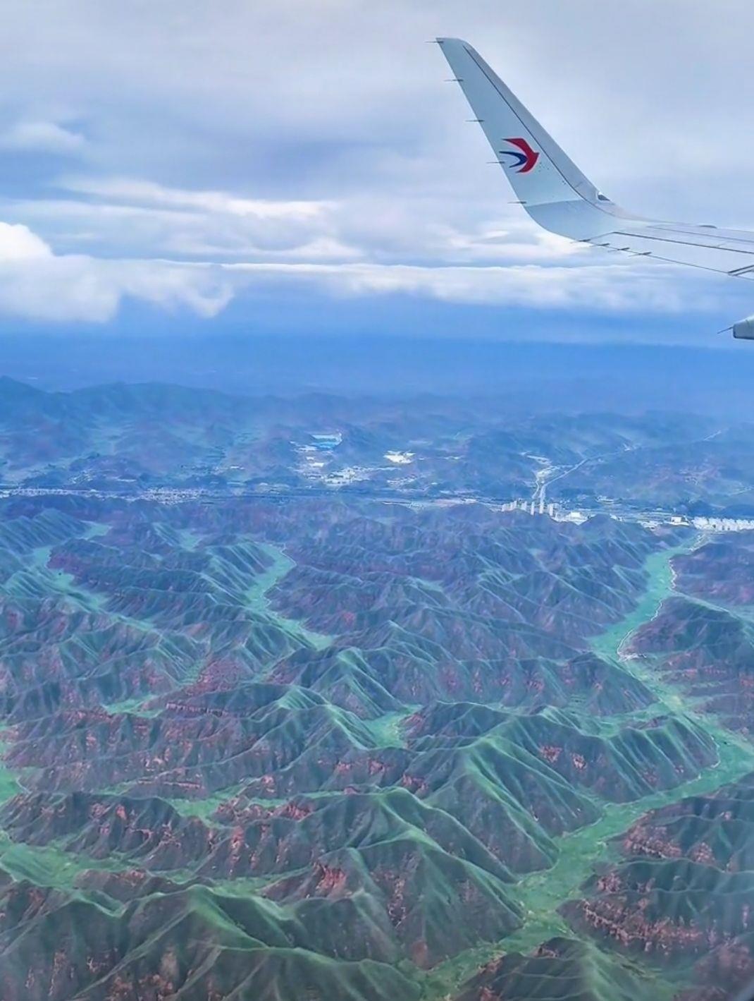 网友在飞机上拍到兰州雨后绝美绿意：远山如黛，宛如一幅会呼吸的山水画