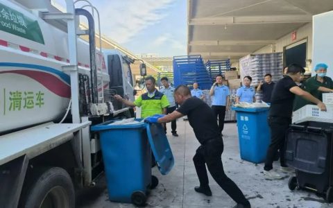 长江新区集中销毁3000余袋过期食品 筑牢食品安全防线