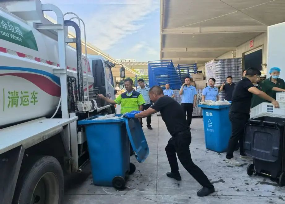 长江新区集中销毁3000余袋过期食品 筑牢食品安全防线