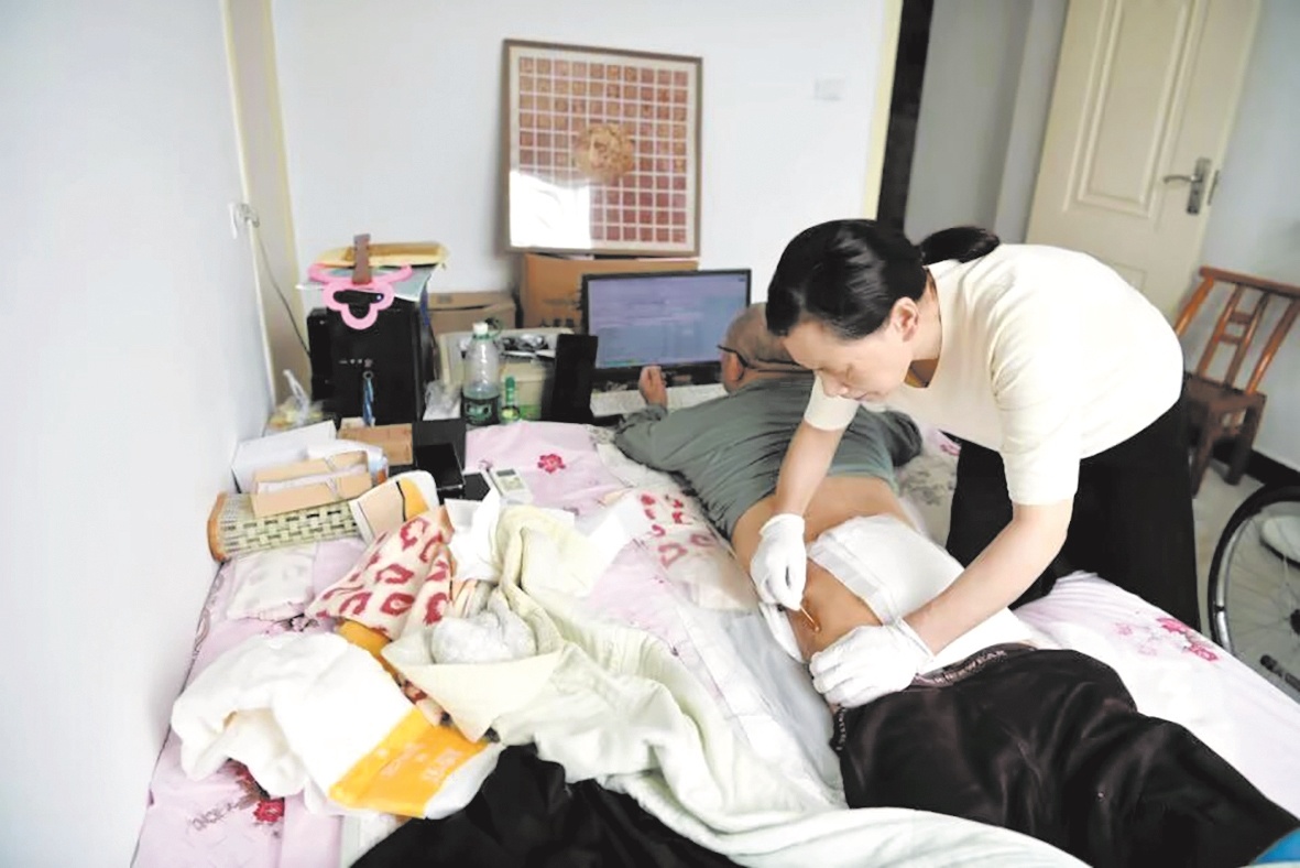 嚼碎草药敷伤口  日夜守护33年 通城余飞桃用爱照亮瘫痪丈夫生命