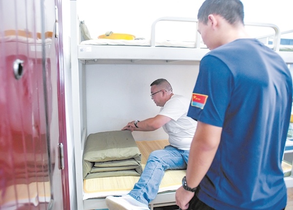 空军预警学院新生报到 当过兵的父亲提前教他叠“豆腐块”