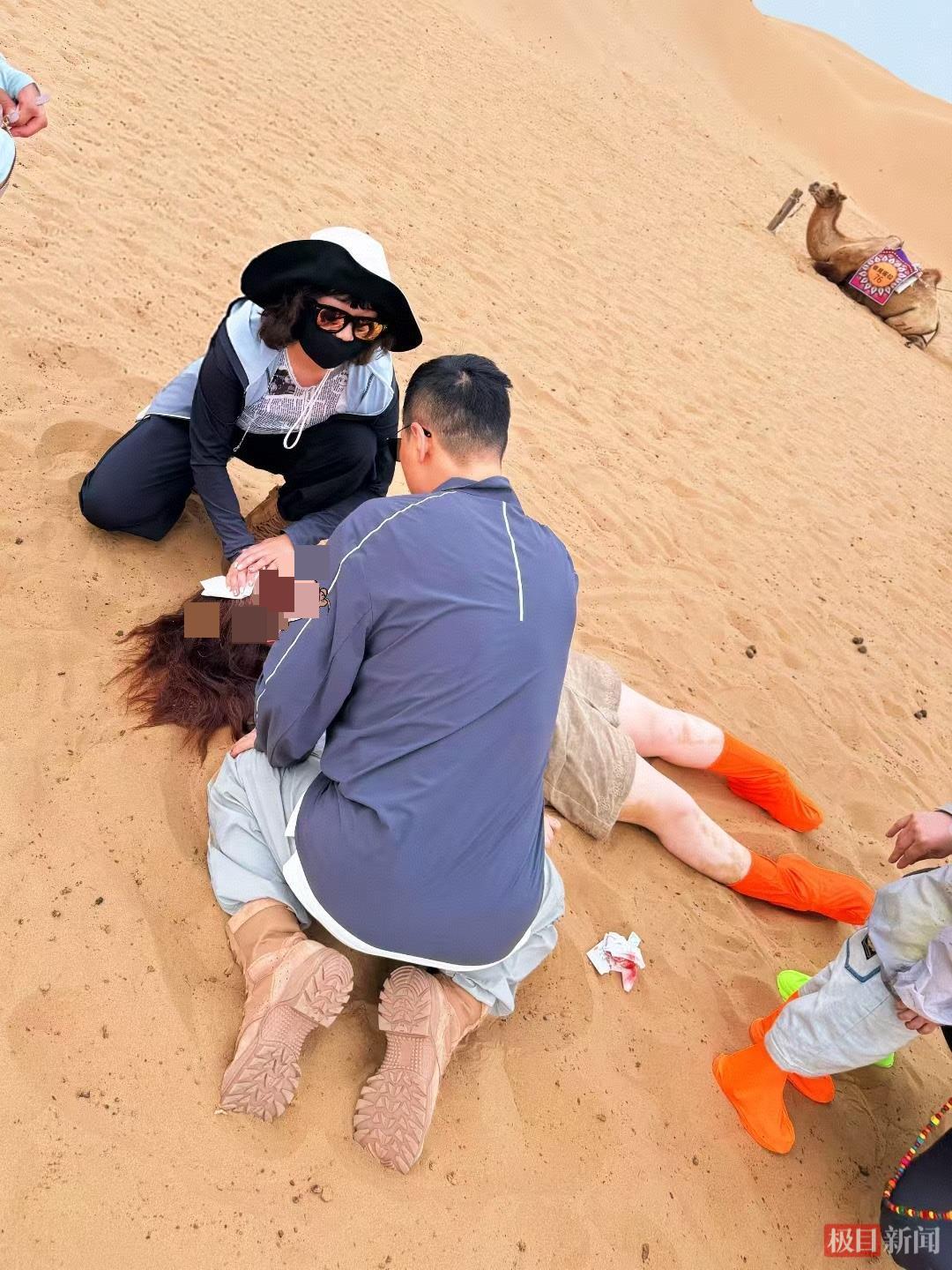 “我是人民军医中的一员！”这对医护夫妻紧急施救，助从骆驼上坠落的母子脱险