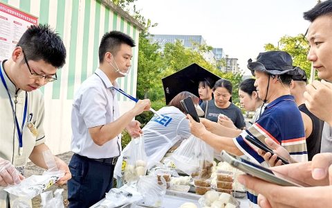 脱下西装走进市井烟火 创二代挑战摆摊销售百万元