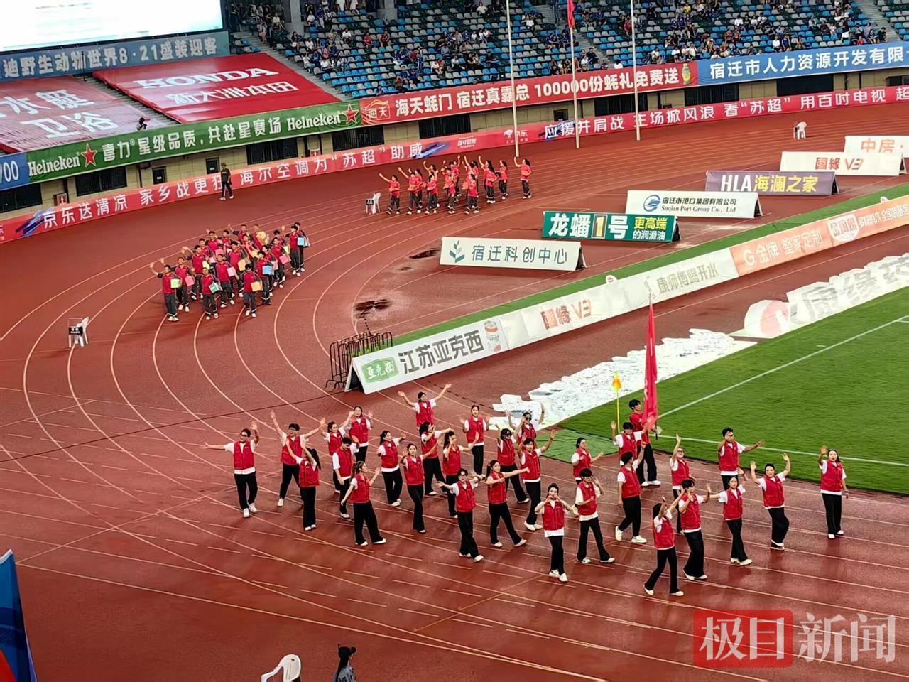 刘强东兑现看苏超承诺，现身家乡球场，宿迁队进球后他手舞足蹈