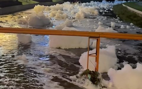 沈阳白塔河现大量白色泡沫状漂浮物，网友称闻到洗衣粉的香味，当地回应