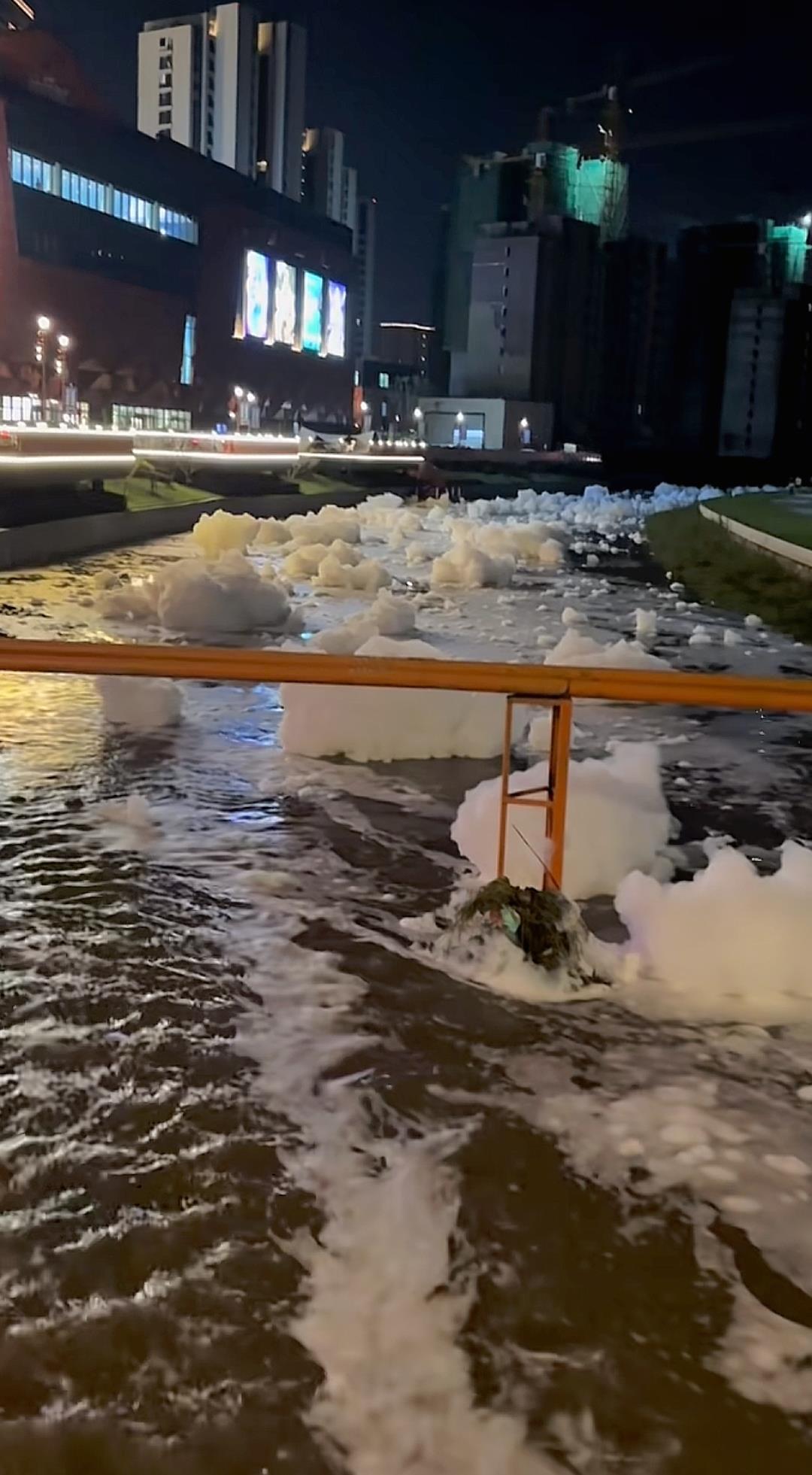 沈阳白塔河现大量白色泡沫状漂浮物，网友称闻到洗衣粉的香味，当地回应