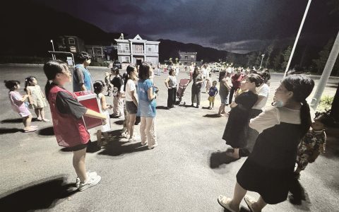 高考女生书本上写着“等爸爸好了再读书” 全村人用8686元守护她的求学路