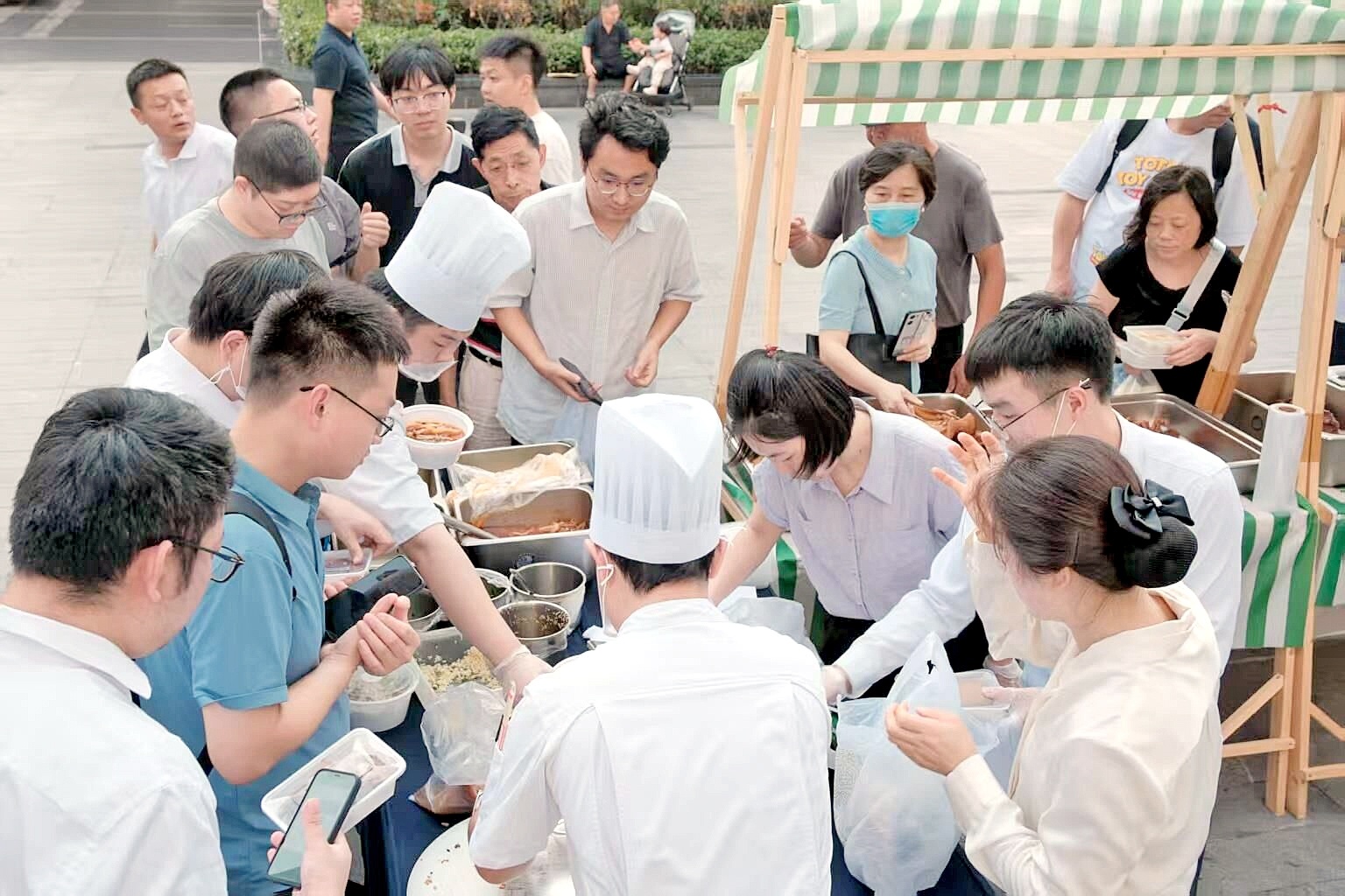 菜品2小时售罄  营业额破万元 武汉一星级酒店摆摊卖卤菜爆火