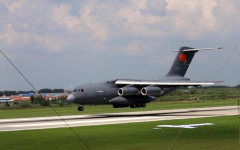 新生付仕龙乘坐运-20进校报到：从小住在北航附近，热爱研究飞机模型