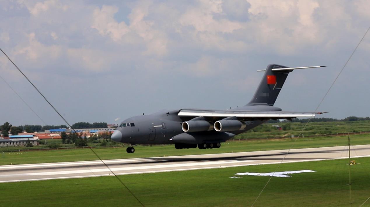 新生付仕龙乘坐运-20进校报到：从小住在北航附近，热爱研究飞机模型