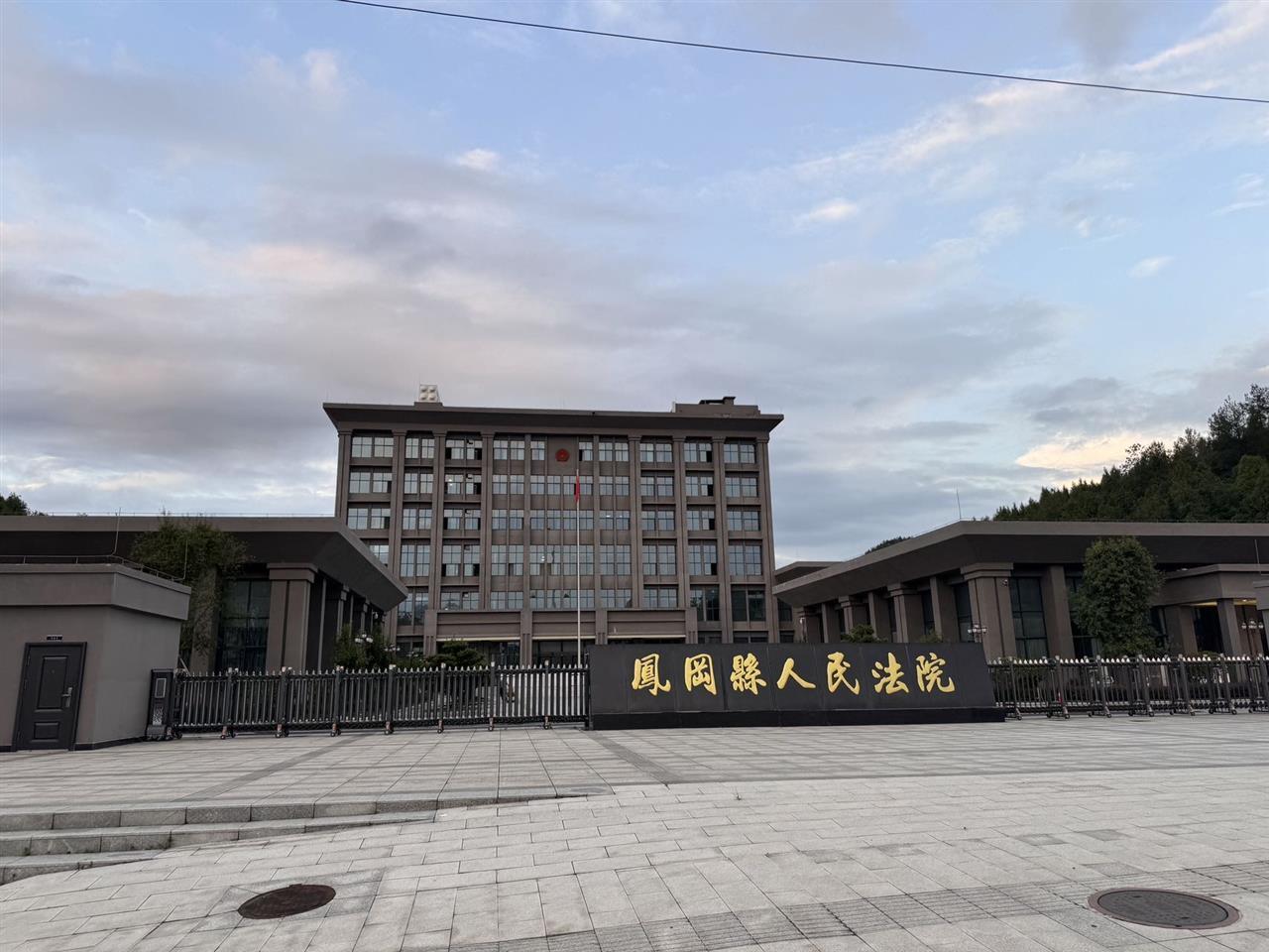 “男子离婚冷静期毒杀儿女案”今日开庭，孩子母亲：他骗娃喝药能找妈妈，孩子死前抓烂枕套