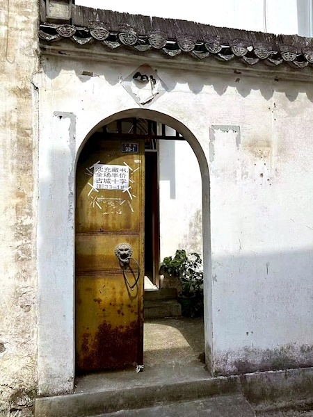 为筹钱买钢琴捐给社区老年大学 安徽老人半价出售儿子生前满屋藏书