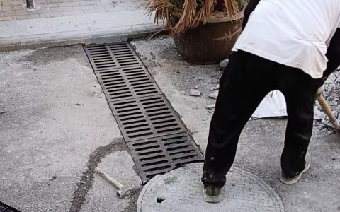 极目帮办｜清洗路边摊的污水流向小区，黄陂城管新开沟槽排水解民忧