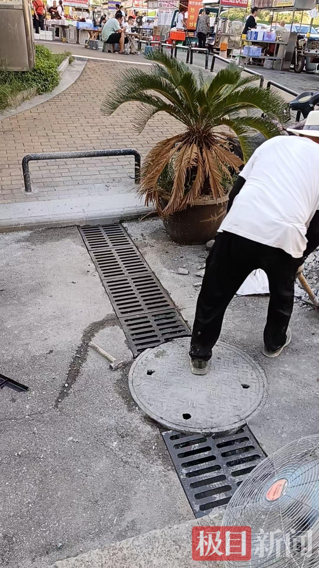 极目帮办｜清洗路边摊的污水流向小区，黄陂城管新开沟槽排水解民忧