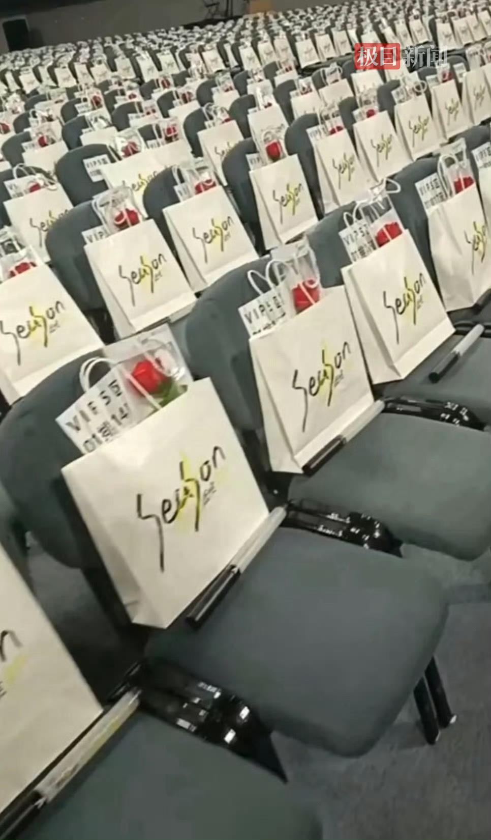 鹿晗南昌首场演唱会恰逢七夕，送到场观众玫瑰伴手礼，有歌迷带50多岁母亲提前探场