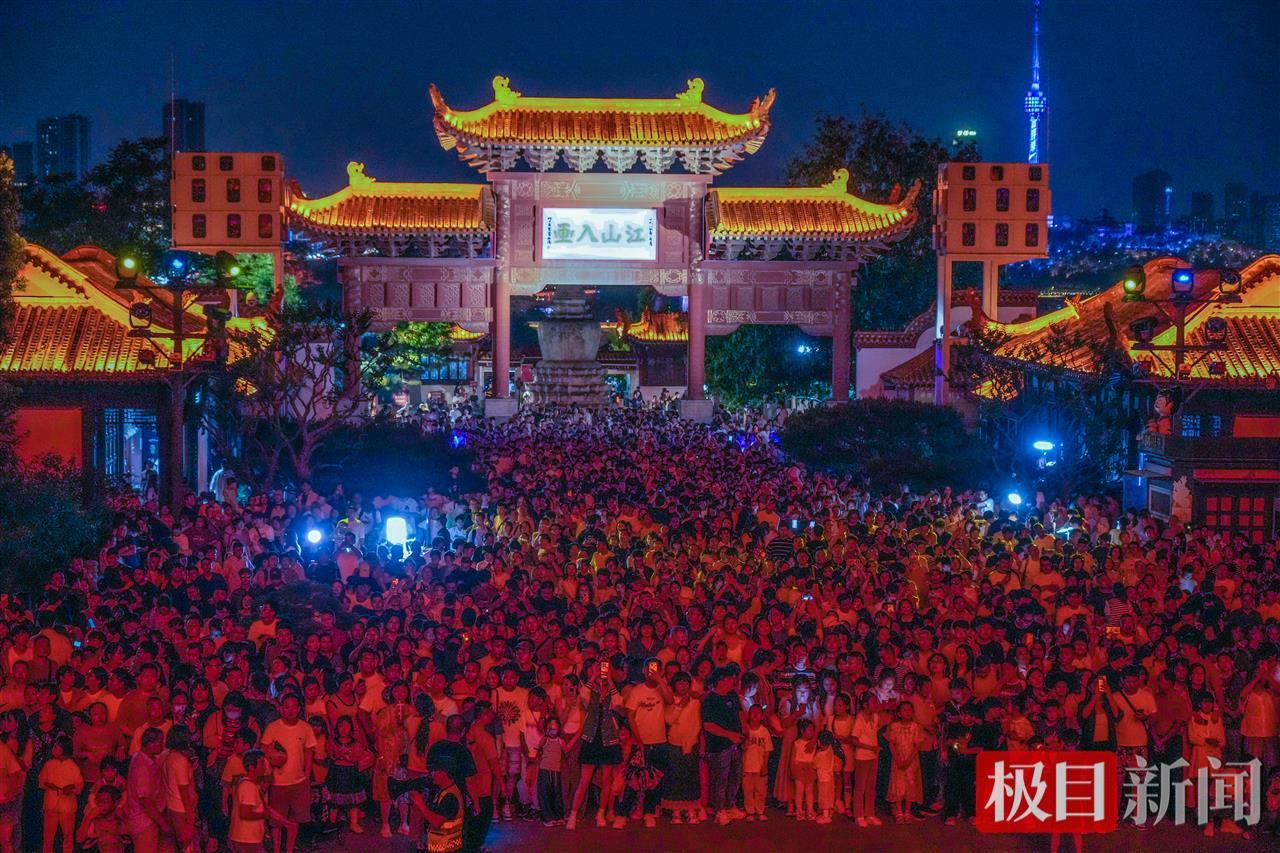 暑期旅游“成绩”出炉 “夜上黄鹤楼”门票预订量同比翻番