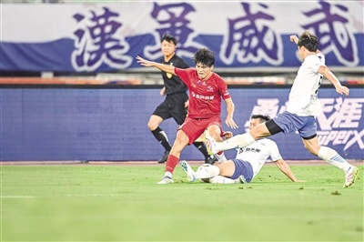 汉超激情揭幕，首战轰出“世界波” 46780人观赛，创下中国业余足球赛事上座第二高纪录