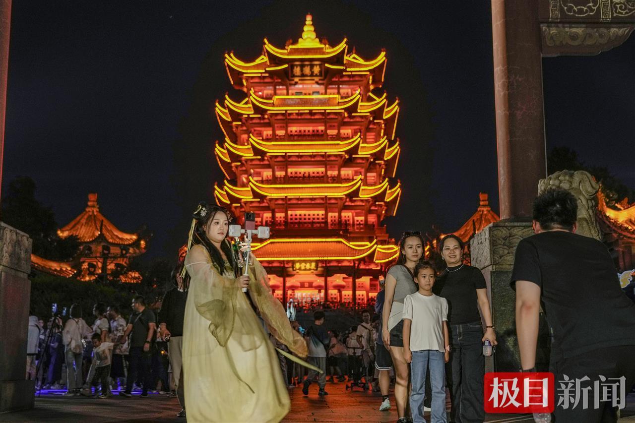 暑期旅游“成绩”出炉 “夜上黄鹤楼”门票预订量同比翻番