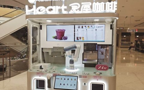 机器人咖啡师一分钟出品一杯饮品 边跳舞边挣钱 月入超万元