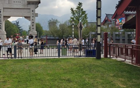 新住持履职后少林寺免票？记者实探：仍需购票且价格不变，所有卖香摊位已撤，仅剩几个在卖药膏