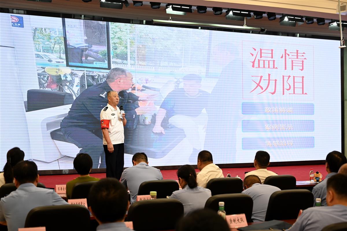 明星袁弘、胡歌“空降”现场！武汉江岸公安“警银社”联动反诈宣传超燃