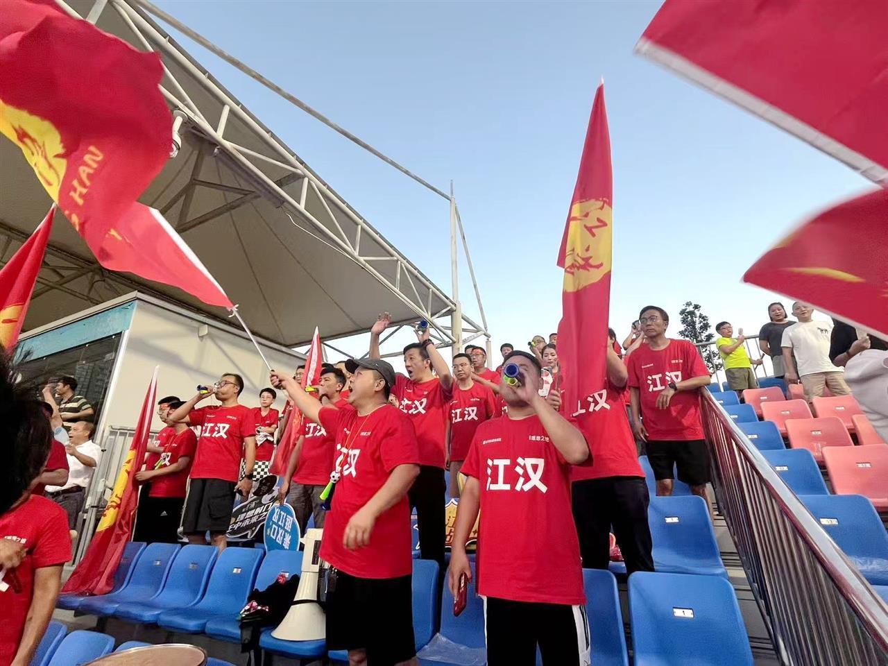 红衫球迷见证热血时刻！“汉超”点球大战江汉队惜败