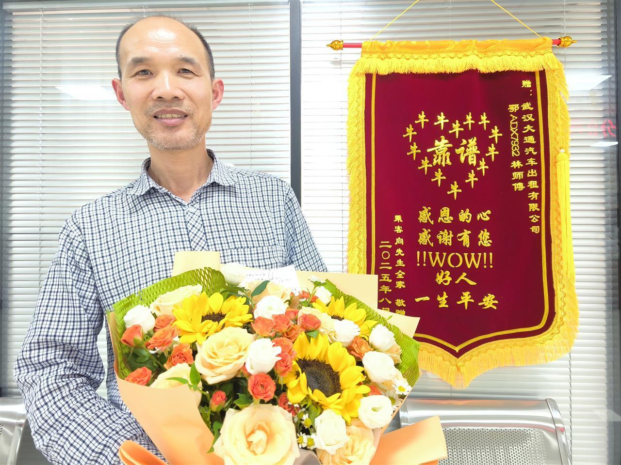 “必须再快些！”武汉的哥15分钟生死时速，早高峰连闯红灯救婴儿