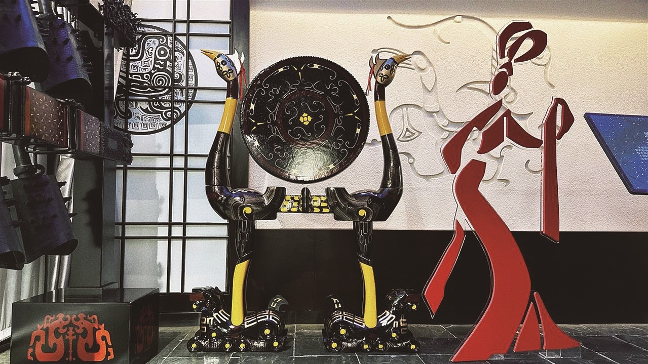 七旬乡村木匠巧手仿制文物 一天手搓三套“虎座鸟架鼓”