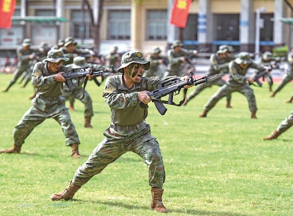 空军预警学院举行家长开放日 退役老兵期待儿子成为卫国尖兵