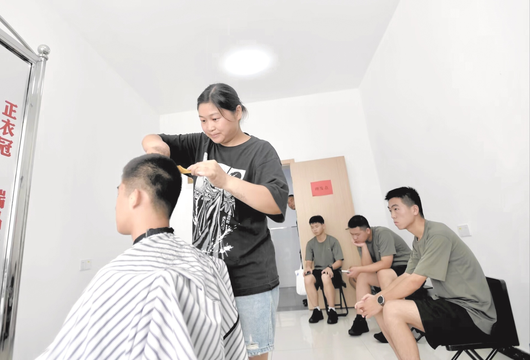 男生头发不能超过一指宽，女生头发不能超过衣领 入学第一天，军校生活从“头”开始