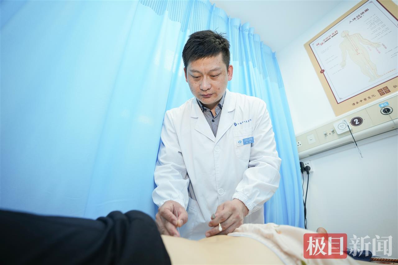 匆忙推进来，从容走出去，“车城工匠”张发针灸抢救腰部“锁死”患者立竿见影