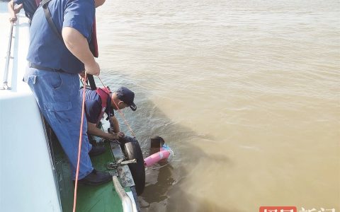 生死时速！父子长江落水命悬一线 黄石海事8分钟成功营救