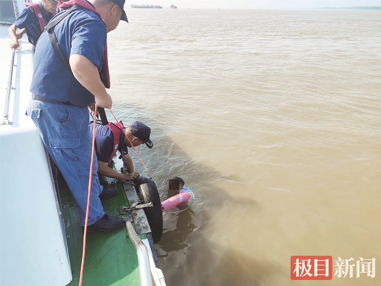 生死时速！父子长江落水命悬一线 黄石海事8分钟成功营救