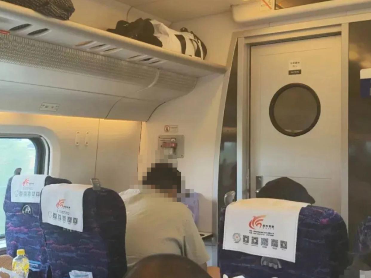 极目锐评丨高铁邻座遇宽大体型男子致拥挤？解决问题别光靠乘客“忍一下”