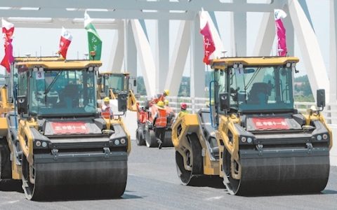 高速公路上演无人摊压“热舞秀”