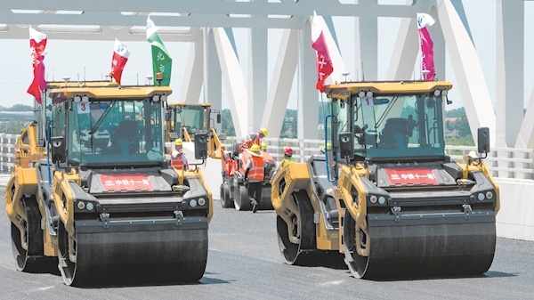 高速公路上演无人摊压“热舞秀”