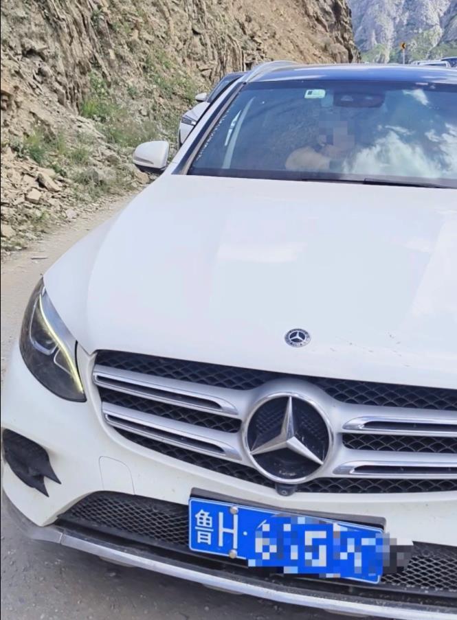 极目锐评丨奔驰车女司机逆行逼停摩托还用脚踹，嚣张的底气从何而来