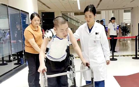 世界首例反向折叠人矫正手术完成 山东00后“折叠男孩”姜延琛自行站立