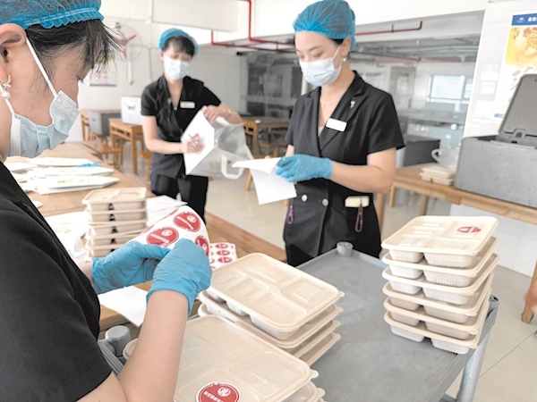 大厨做的饭一顿最低8块钱 社区推惠民项目解决老人吃饭难