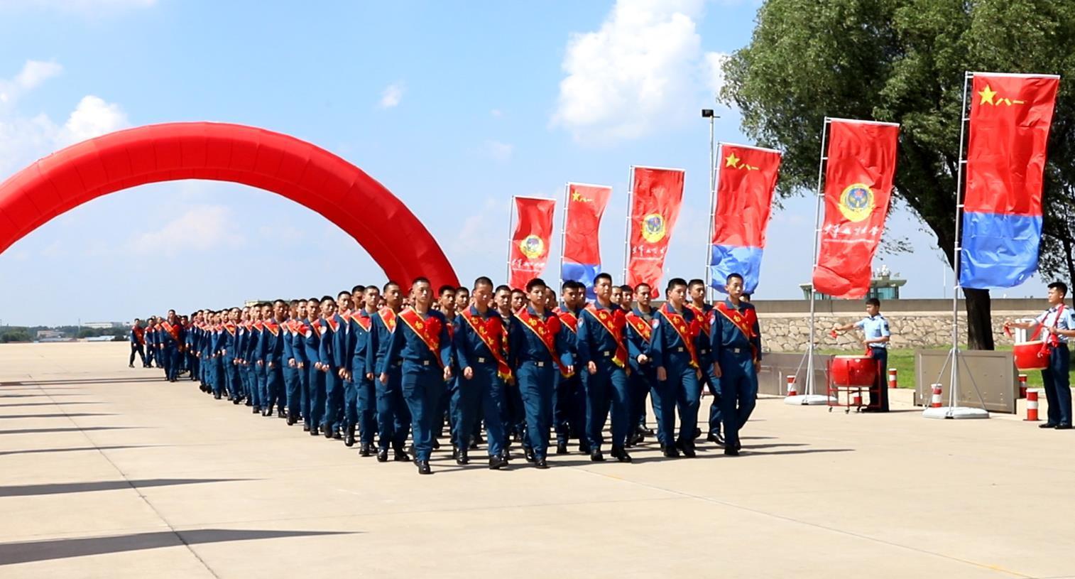 空军使用多架运-20送新飞行学员赴空军航空大学报到，女飞行学员平均成绩超出101分
